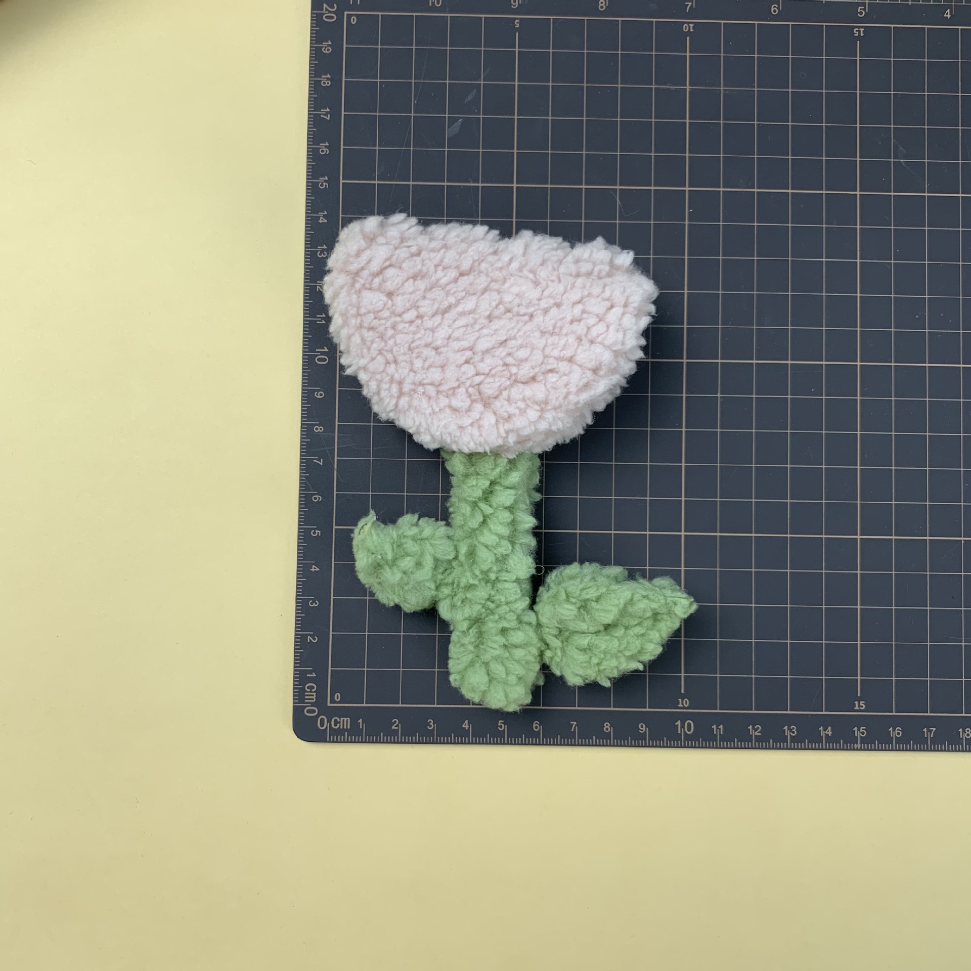 Wholesale of trendy hand-hooked brooches, backpack pendants, bed covers, quilt covers, textile and clothing hand hooks, diy handcrafted accessories Application Scenario