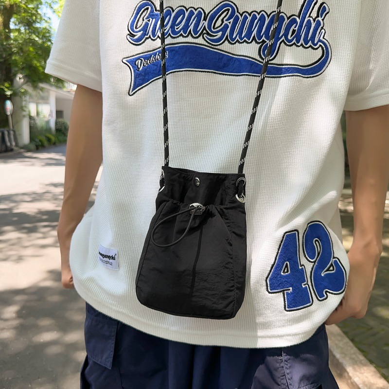 日系尼龙小挎包纯色竖版手机包休闲简约零钱包耳机包ins斜挎布包