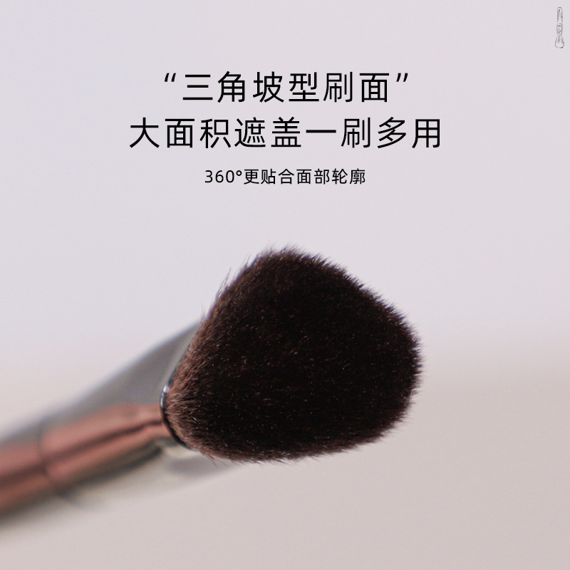 New triangular blush brush, heart-shaped slope fine coverage concealer brush, soft bristles, Cangzhou makeup brush Specification image