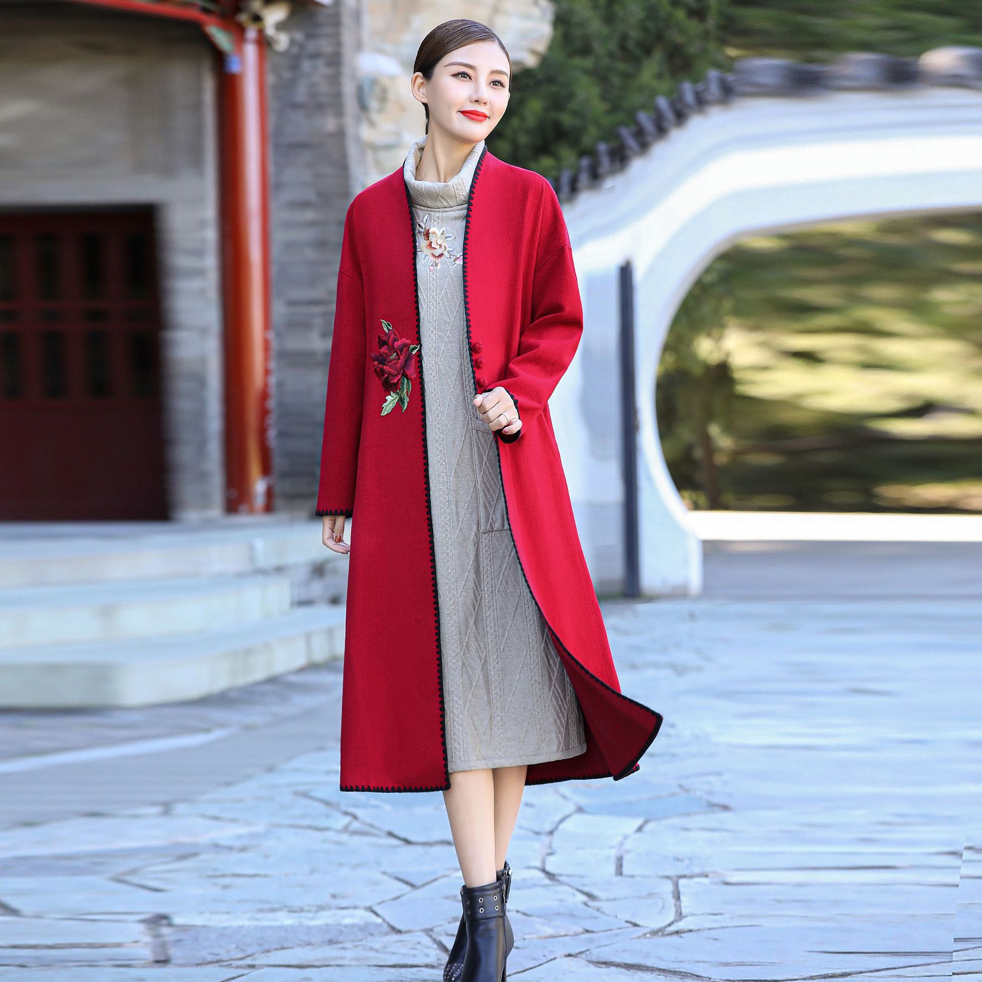 Winter 2021 warm woolen coat with ethnic style, retro embroidery, large size, long and fitted woolen coat for women