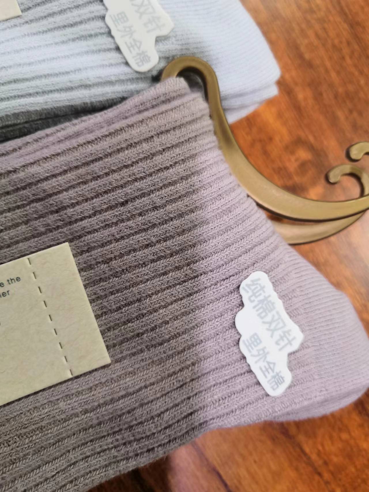 وكانت النساء في تاشوينغ يمتن ن جوارب قطنية سميكة ومليئة بالدبابيس Item Picture