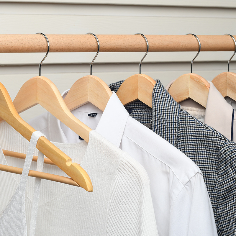 男女复古本色/挂冬天衣服简产品图