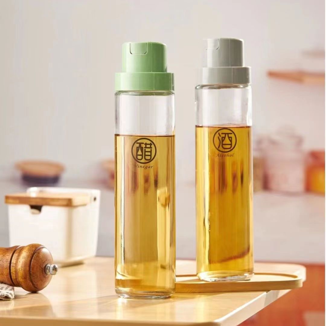 Kitchen glass oil bottle, automatic opening and closing without oil sticking, oil bottle, sauce bottle, soy sauce and vinegar seasoning bottle, household sesame oil bottle Application Scenario