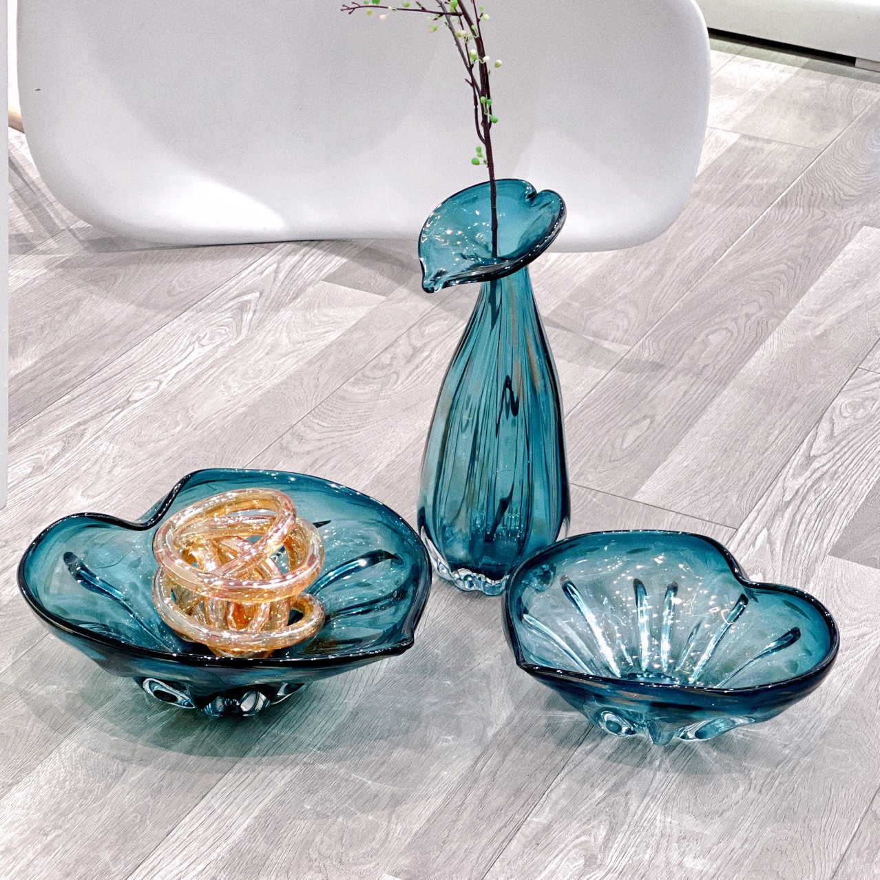 Modern light luxury glass fruit plate decoration desktop storage dry fruit plate snack plate tea table table living room soft installation Modern light luxury glass fruit plate decoration desktop storage dry fruit plate snack plate tea table living room soft installation full figure