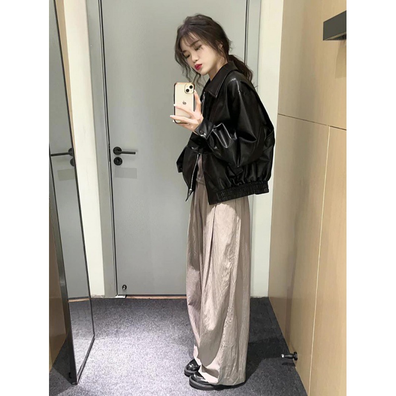 The new design of the 2024 Spring/Autumn "Street girl" style Korean black loose short PU flight leather jacket details Picture