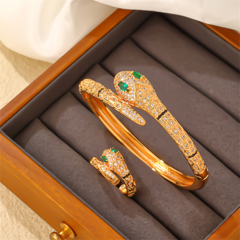 Snake-shaped jewelry set, Kashi accessories, European and American cross-border full-diamond zircon bracelet ring, European and American fashionable and personalized heavy industry Application Scenario