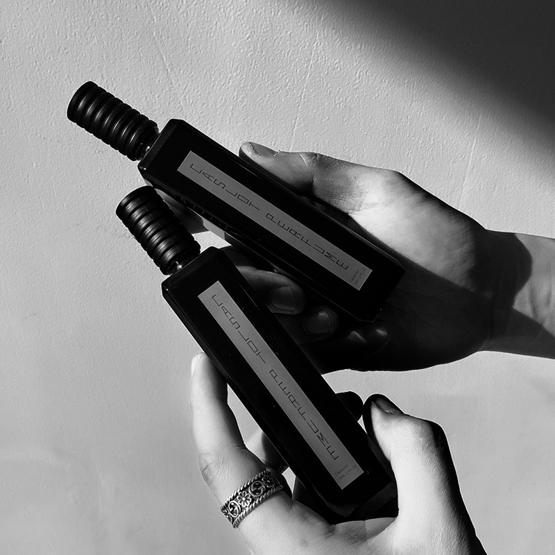 Network Celebrity Live Skyscraper Men's And Women's Perfume 55Ml Abyss Text To The Bone Nails Fresh Vietnam Batch Hair Application Scenario