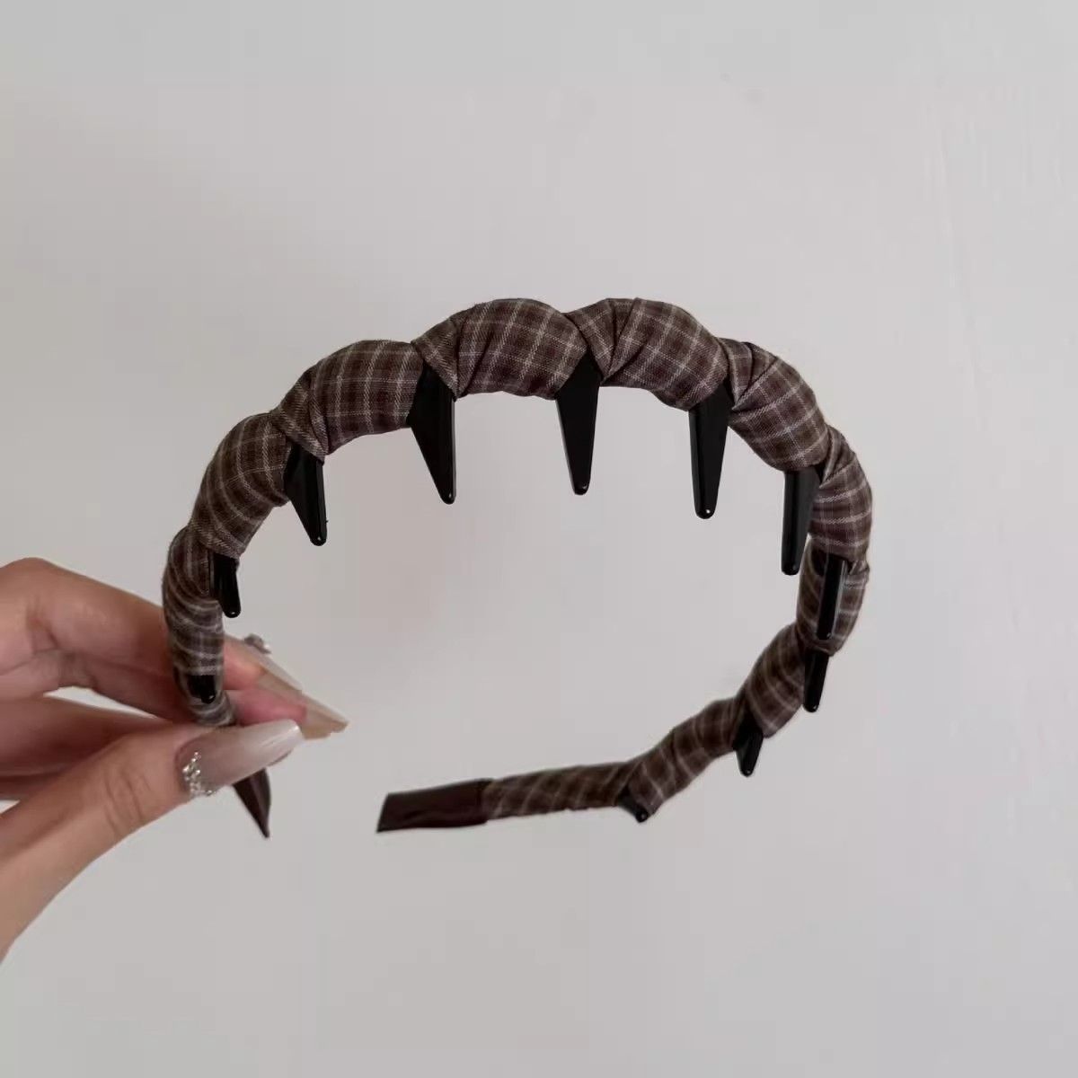 Versión coreana simple cuadrícula envoltura de tela vedado con dientes aro de pelo ondulado mujer versátil fuera de prensa aro de cabeza red hair accesorio details Picture