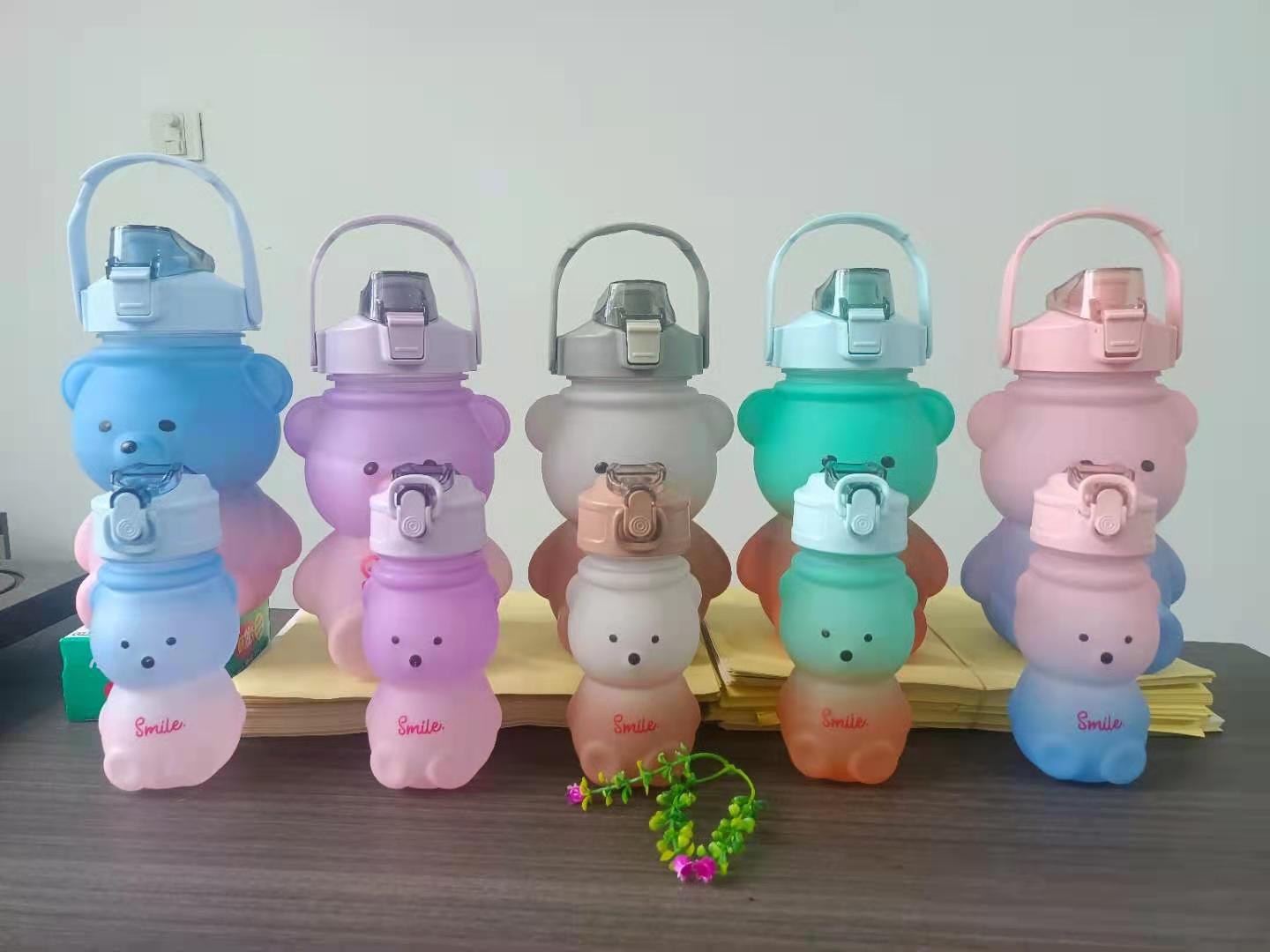 Fashion Bear With Mobile Phone Stand Large Capacity Water Cup Cute Couple Portable Straw Water Cup Gradient Plastic Water Cup Application Scenario