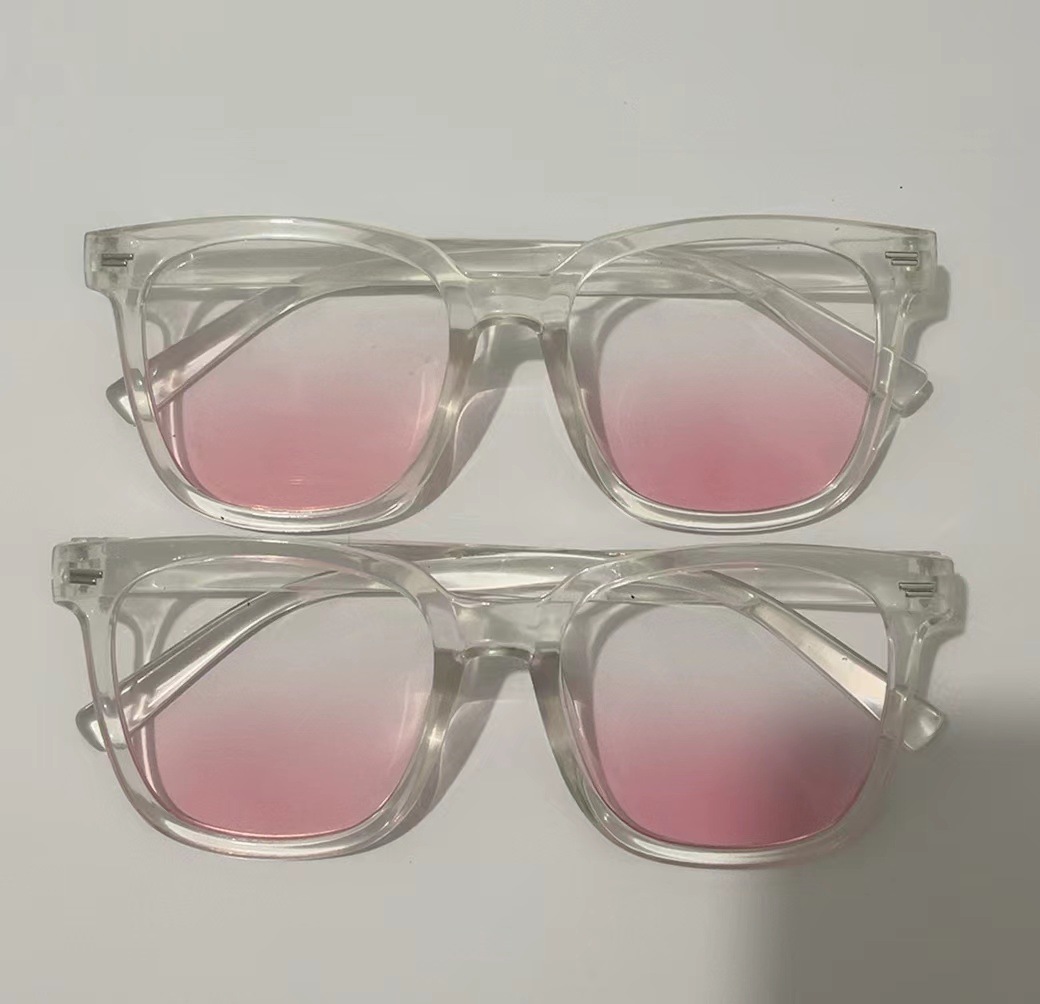 Natural makeup with blush, black-framed transparent glasses, the same style as Douyin influencers, stylish, no prescription, can be paired with myopia glasses Application Scenario