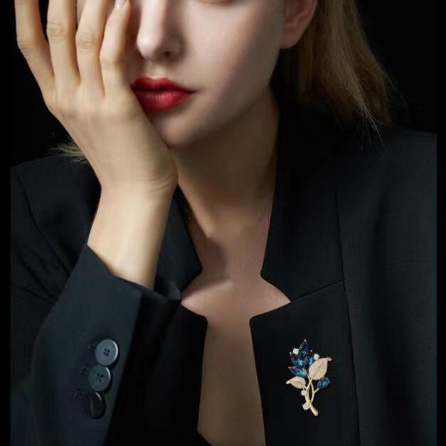 The new orchid leaf brooch is a fashionable and elegant women's accessory with anti-glare design. It features a niche design sense Specification image