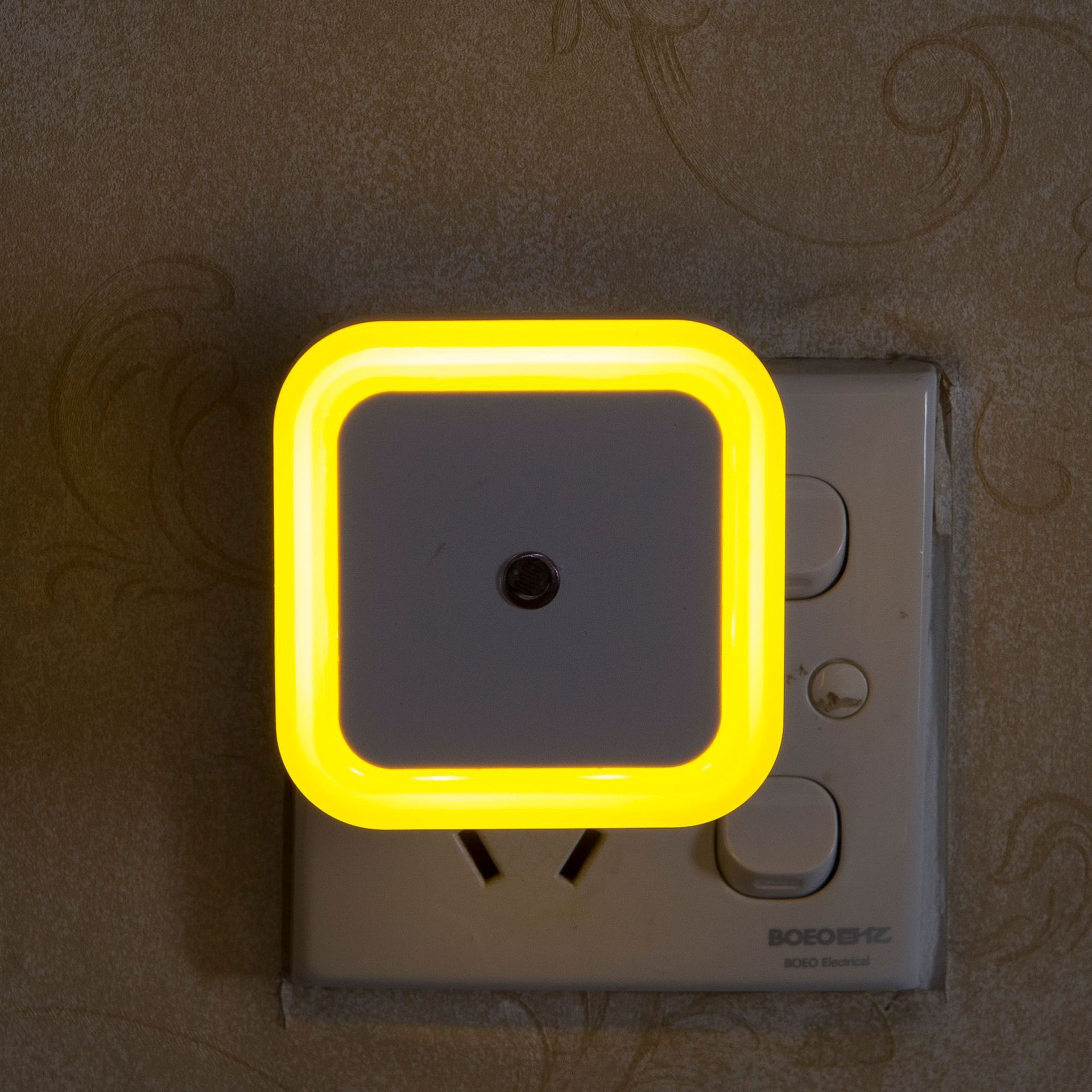 The Foreign Trade Light-Controlled Induction Led Night Light Is An Automatic Home Bedroom Plug-In Bedside Baby Feeding Night Light details Picture
