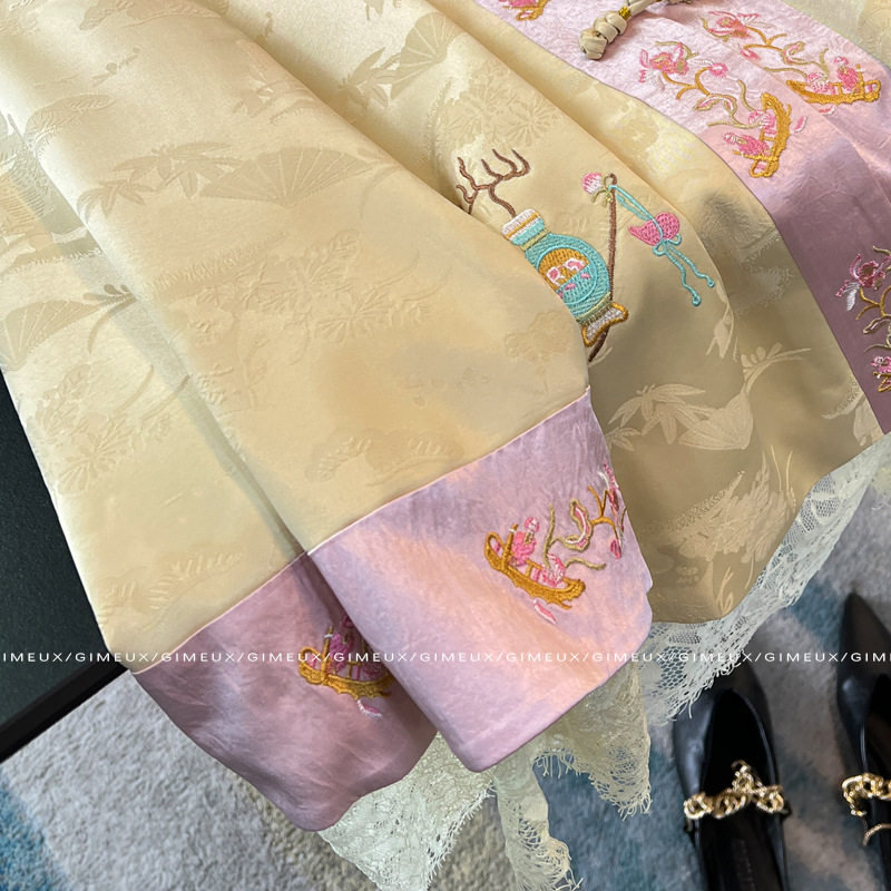 New Chinese-style women's clothing for 2025, featuring a petite design with tassel embroidery and lace patchwork. Spring Specification image