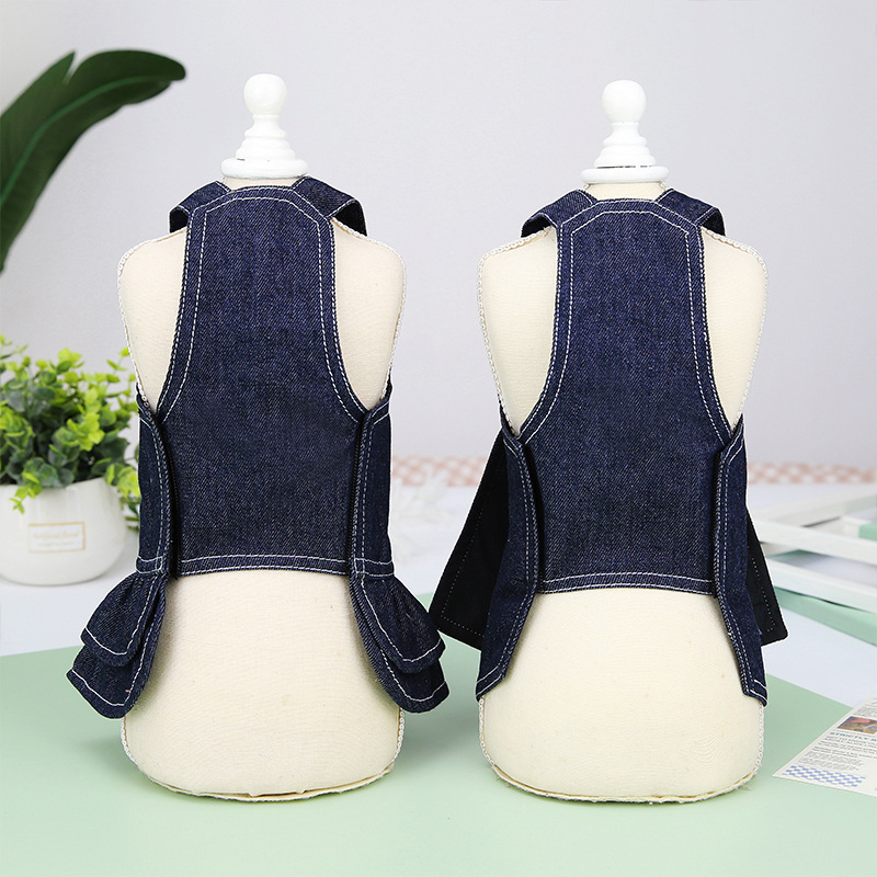 Spring and summer pet clothing, large bow tie denim set, with a leash attached. Pomeranian pet dog without leash Application Scenario