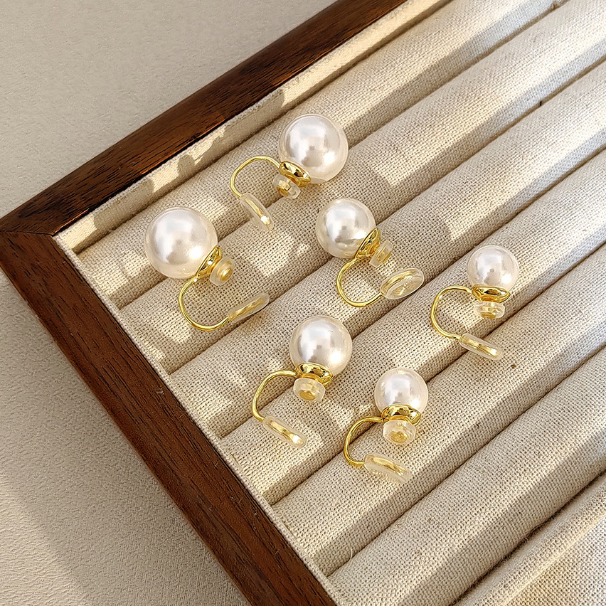 Hyacinth glass pearl mosquito repellent coil ear clip, retro Hong Kong-style large light bulb earrings, unique design, simple and versatile, high-end earrings Application Scenario