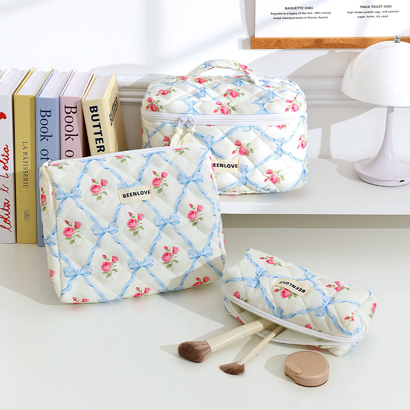 Nuevo estilo corazón pintado palabras bolsa de maquillaje bolsa de maquillaje acolchado de moda bolsa de maquillaje de color de flor de corazón gran capacidad sentido avanzado Specification image