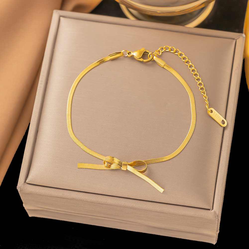 【 Titanium Steel bracelet in gold + Steel Color 】2024 best-selling cross-border wholesale retro heart-shaped double-layer bracelet from Europe and America Application Scenario
