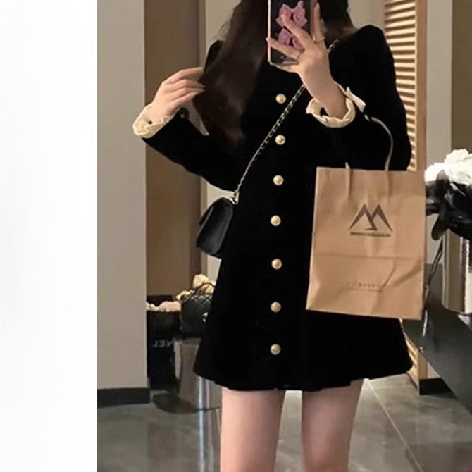 For the 2024 autumn and winter collection, pair a new coat with a black velvet dress in the style of Audrey Hepburn as a base skirt for children's wear