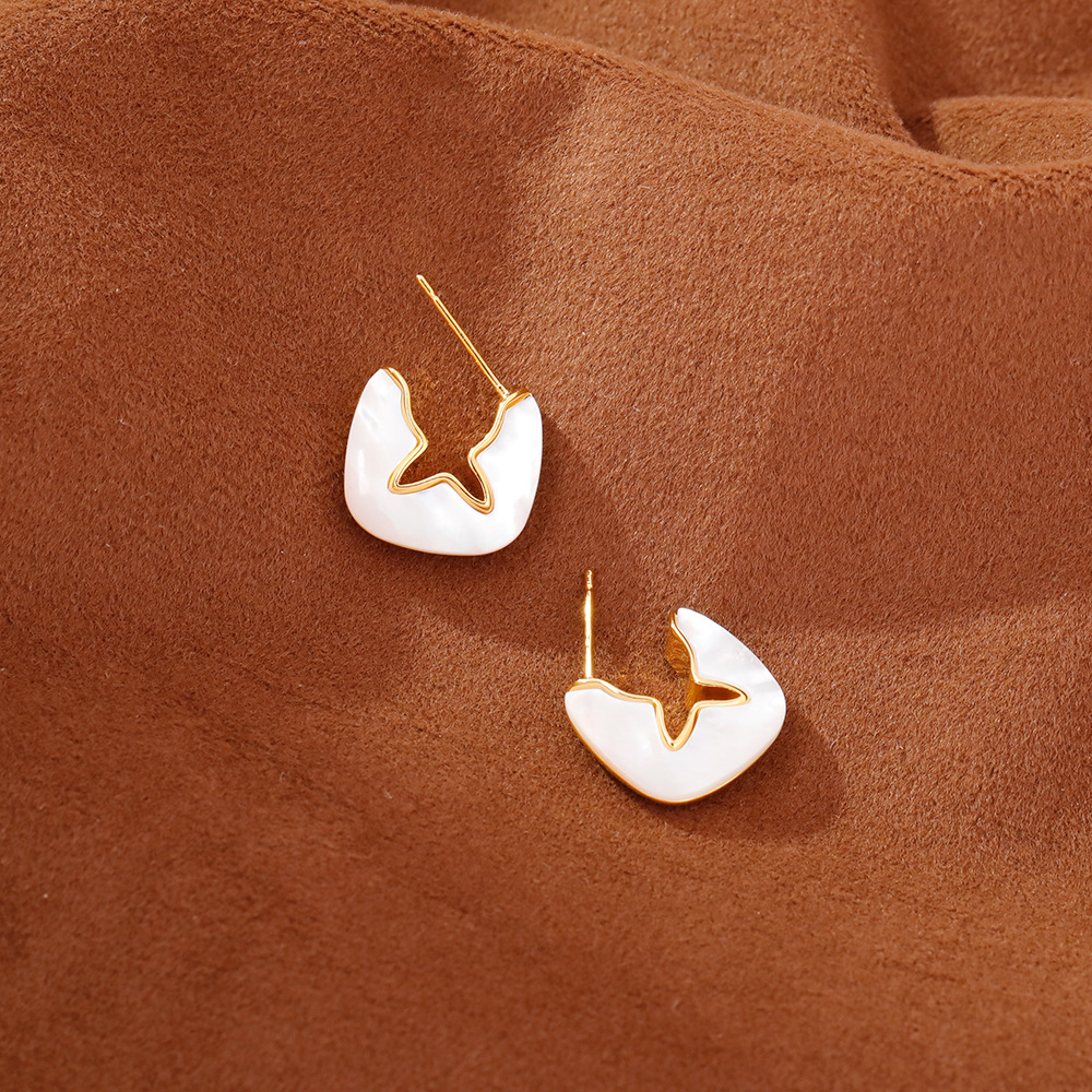 Hyacinth natural white shell stud earrings will be a bestseller on Douyin in 2025. They are fashionable, light luxury, and high-end earrings with a delicate fragrance style for women Specification image