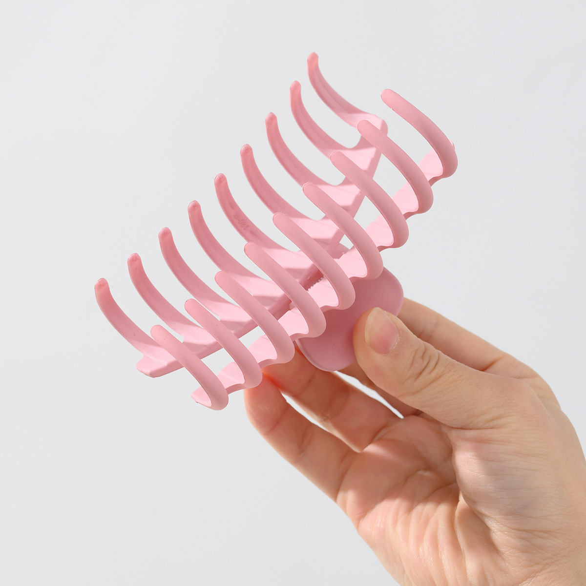 11Cm Large Rubber Paint Keel Hair Clip Matte High Fashion Women's Hair Clip Shark Clip Application Scenario