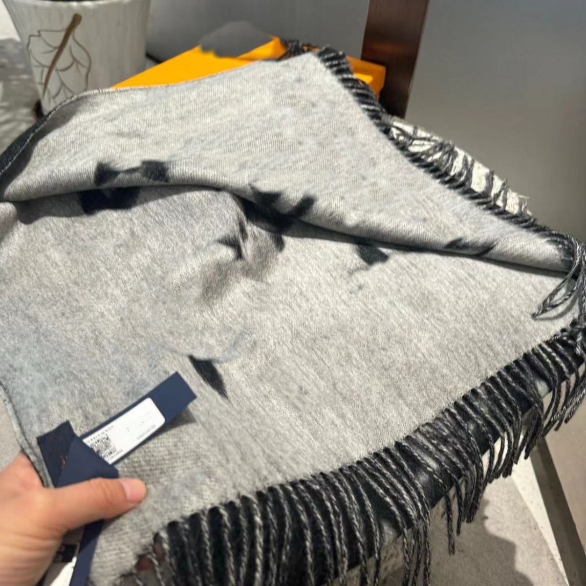 Wholesale of high-quality brand autumn and winter double-sided solid color cashmere core scarves, the same style of shawls on Xiaohongshu, warm scarves for women Application Scenario