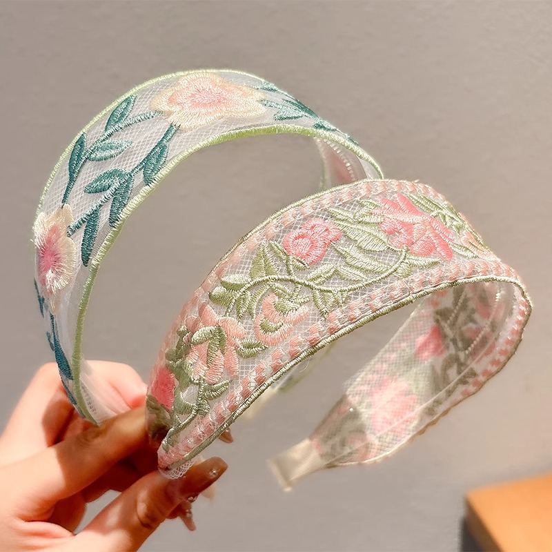 The same ethnic style embroidered floral headband as Liu Yifei, a new 2024 high-end wide-edge headband, headpiece and hairpin for women Application Scenario