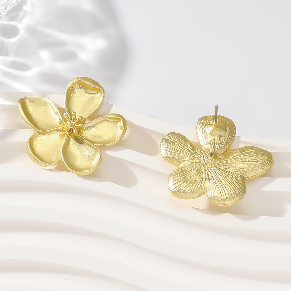 Europe And The United States Cross-Border Fashion Metal Texture Three-Dimensional Ginkgo Flower Earrings Temperament With A Variety Of Niche Fashion Accessories Specification drawing