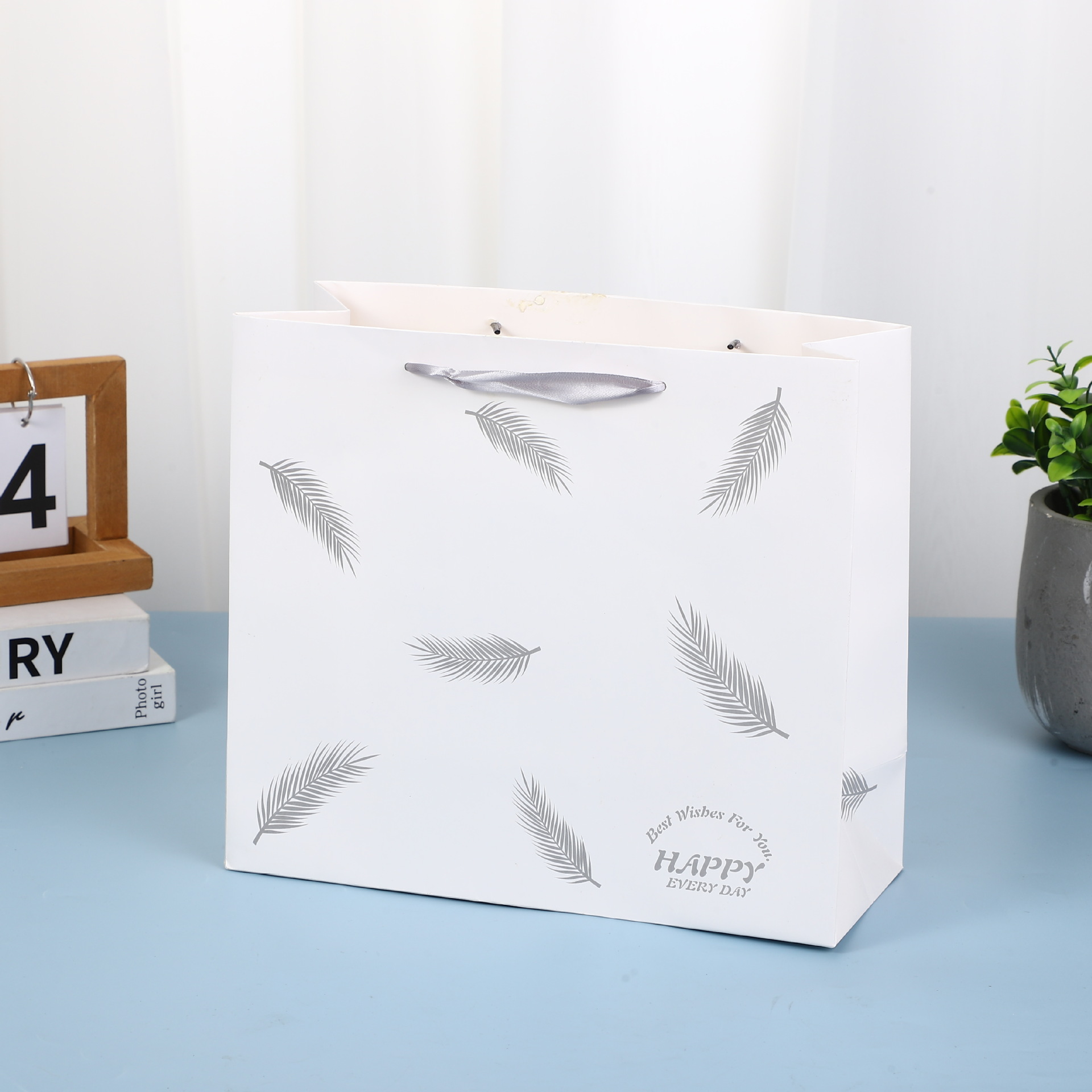 New gift bags, Christmas gift bags, paper bags, feather return gift bags, ribbon clothing bags, New Year gift bags Application Scenario