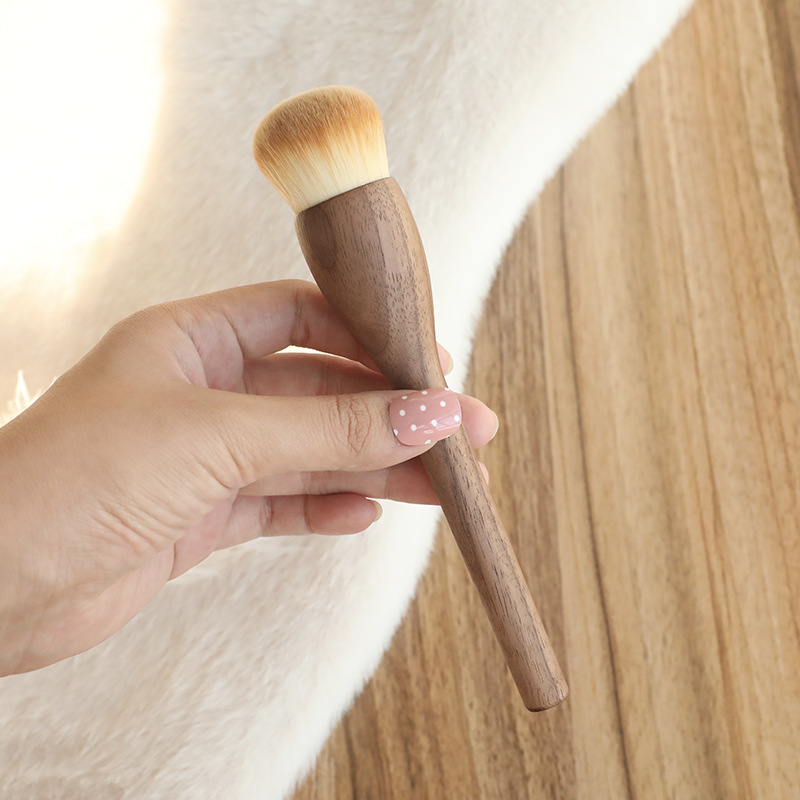 Walnut Solid Wood Powder Powder Foundation Brush Contouring Brush Highlighter Blush Brush Setting Brush Honey Brush Cangzhou Makeup Brush Application Scenario