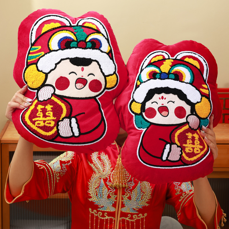 The wedding room is decorated with a pair of wedding bed dolls, a wedding gift of "Fuwa Bringing Good News", and a "Xi" character pillow. The wedding room is also decorated