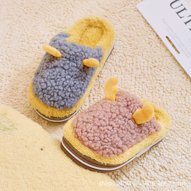 New children's cotton slippers with cartoon antler design are fashionable and cute. They are warm and durable indoors Application Scenario