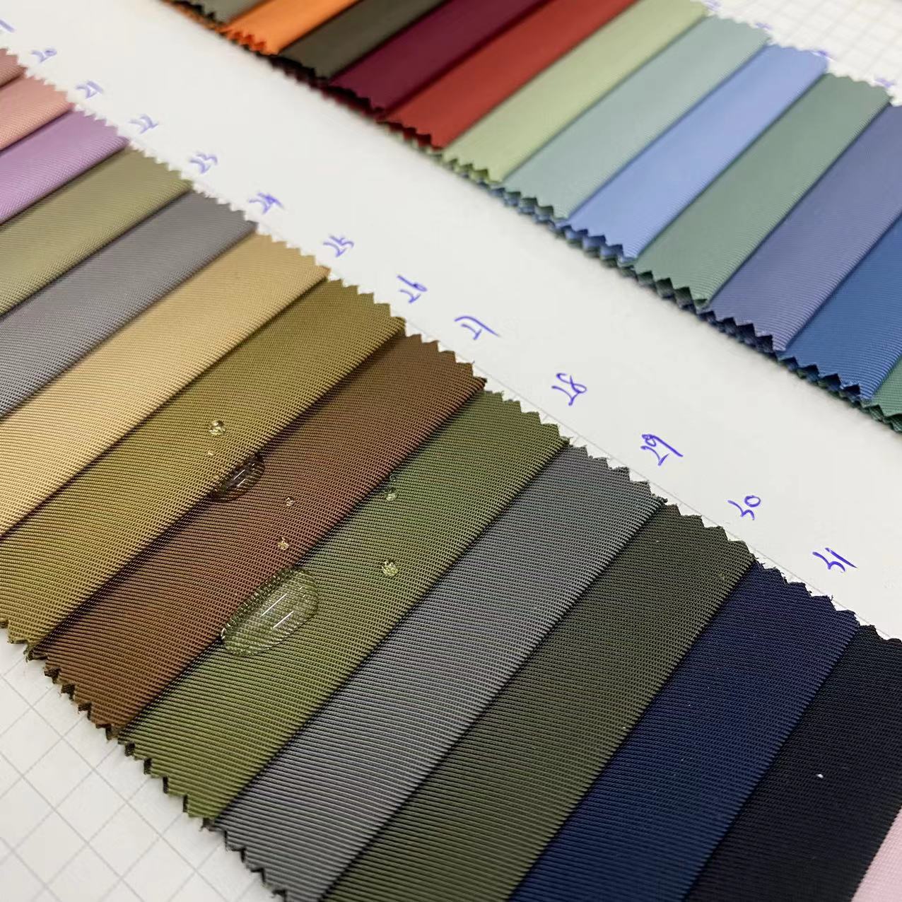 色丁包袱/防水面料/沙发布料/涤纶面料/复合布商铺产品图