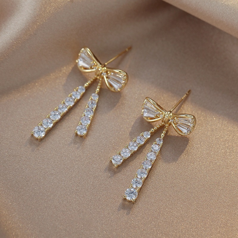 Micro-inlaid bow zircon crystal earrings, fashionable and elegant earrings, new Korean trendy design silver needle earrings for women Application Scenario