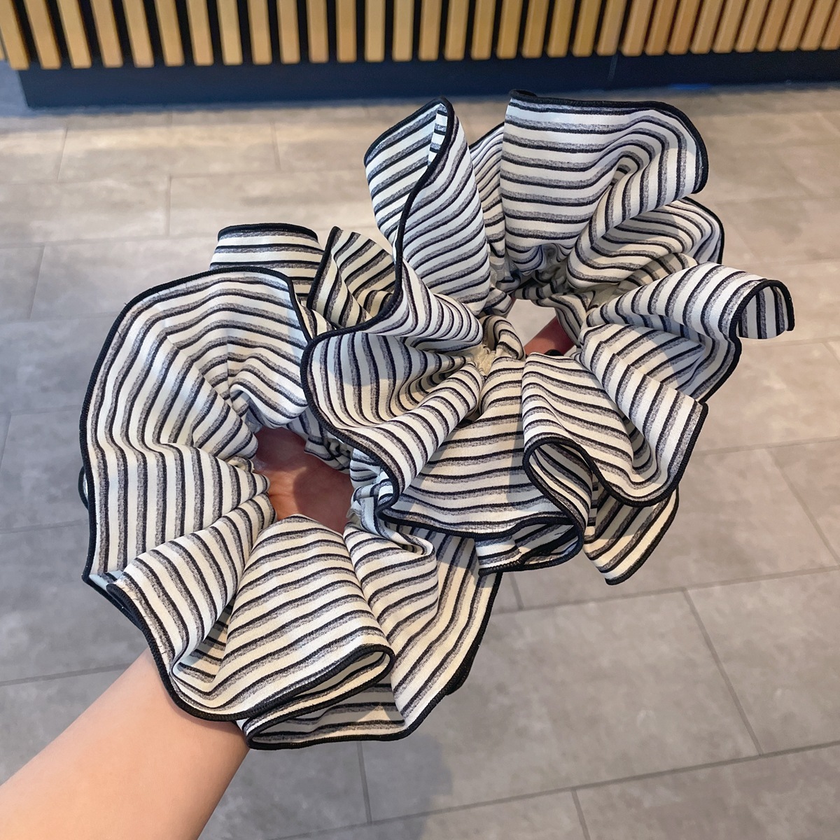 The fashionable black and white striped large intestine hair band of the same style as the Korean blogger, with a high-end bun hairstyle and a versatile hair accessory and headband