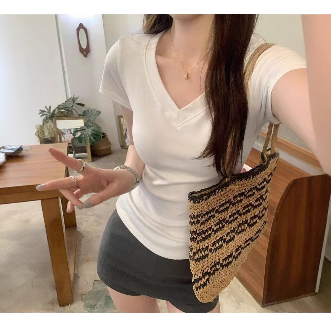 Yizhixin off-the-shoulder T-shirt for women, summer short-sleeved V-neck, round neck, thickened, slimming and waist-cinching design, American spice girl top details Picture