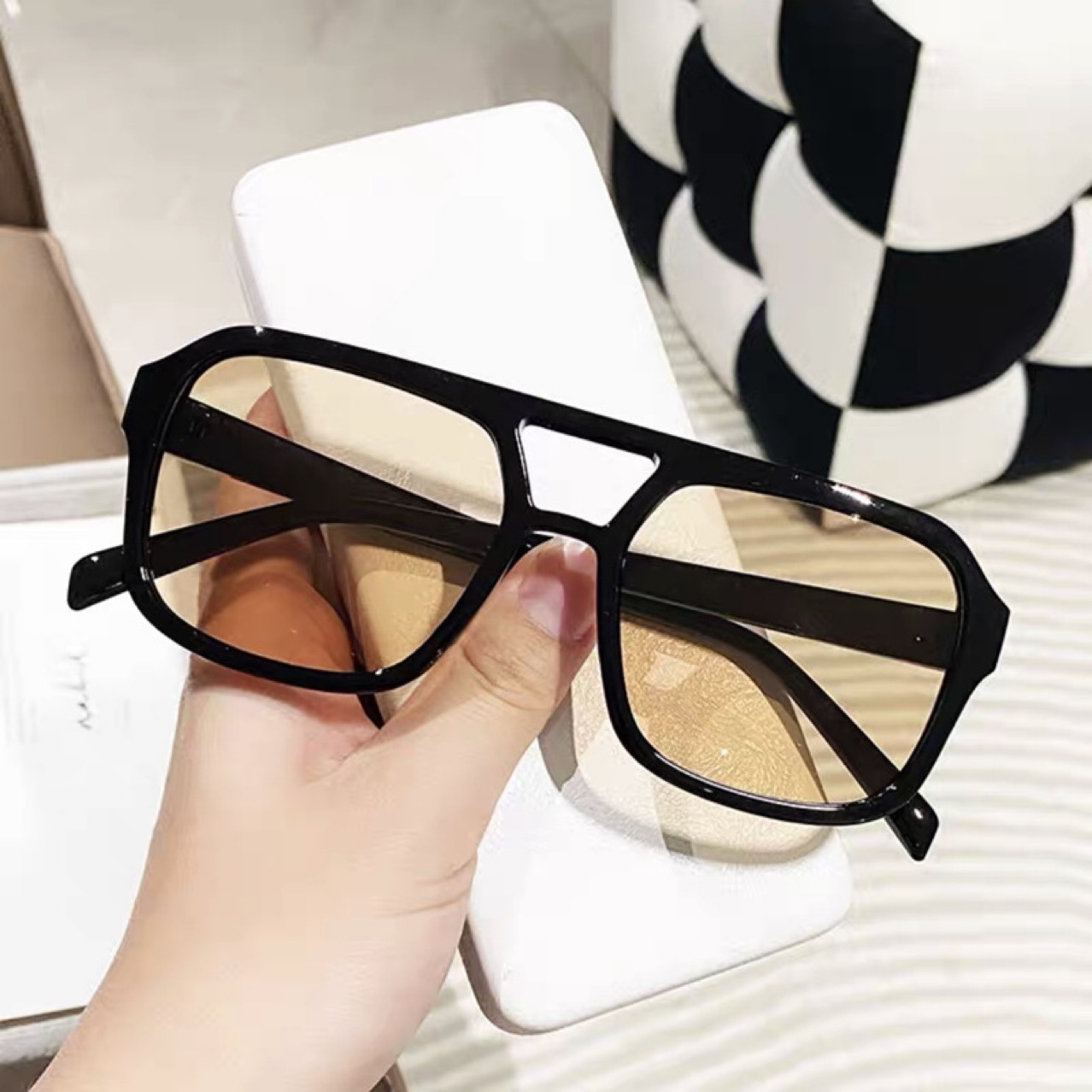 Wholesale of cross-border square frame double-beam sunglasses, Korean retro large frame pilot glasses, ocean film multi-color sunglasses Application Scenario