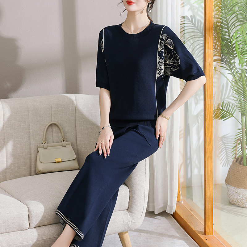 Mom Spring Set 2025 New Style Fashionable and Stylish ice Silk clothes for middle-aged and Elderly women, two-piece early spring set for 50 years old