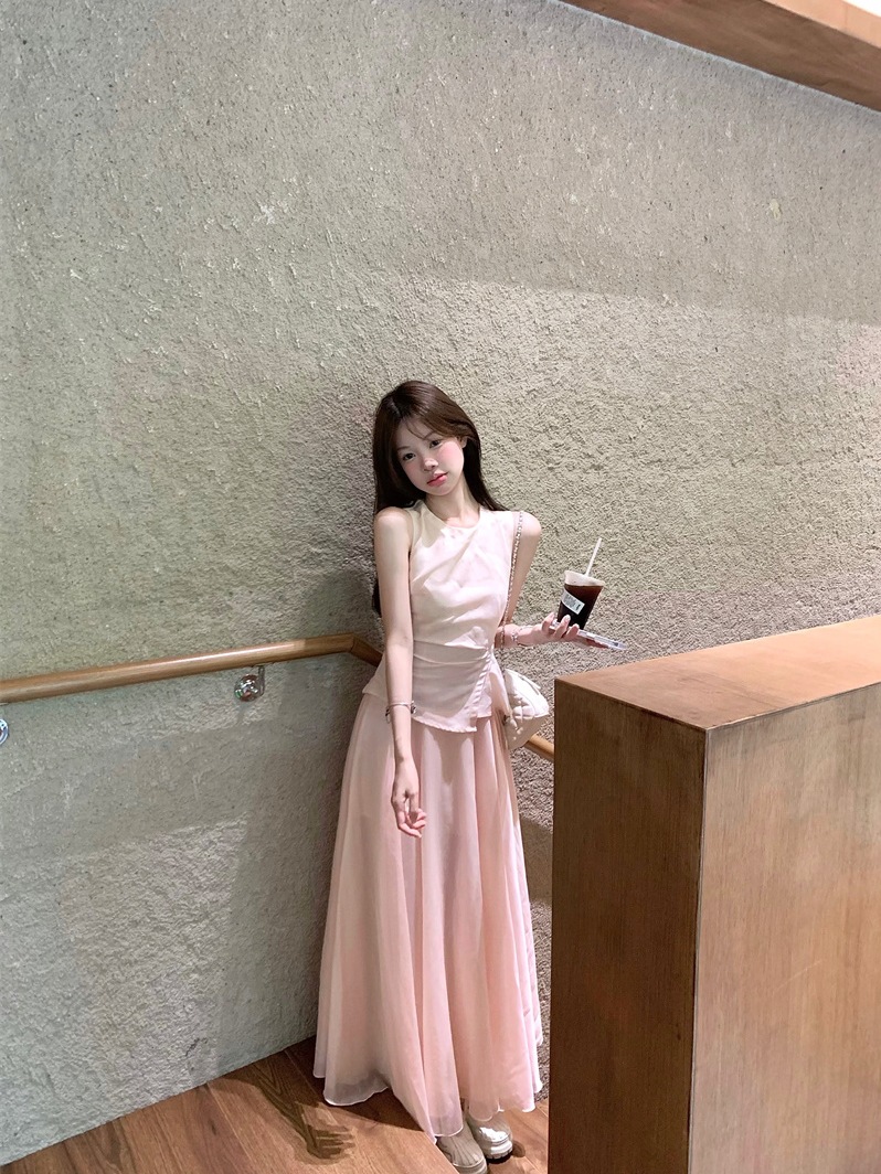 A real photo of an elegant young girl wearing a pink dress with a large skirt Specification image
