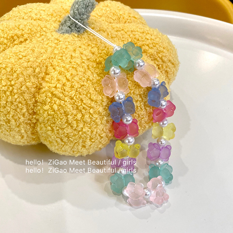 Rainbow Color Cartoon Bear Mobile Phone Lanyard Beaded Anti-Loss Girl Heart Elastic Mobile Phone Chain Fashion Mobile Phone Lanyard Application Scenario