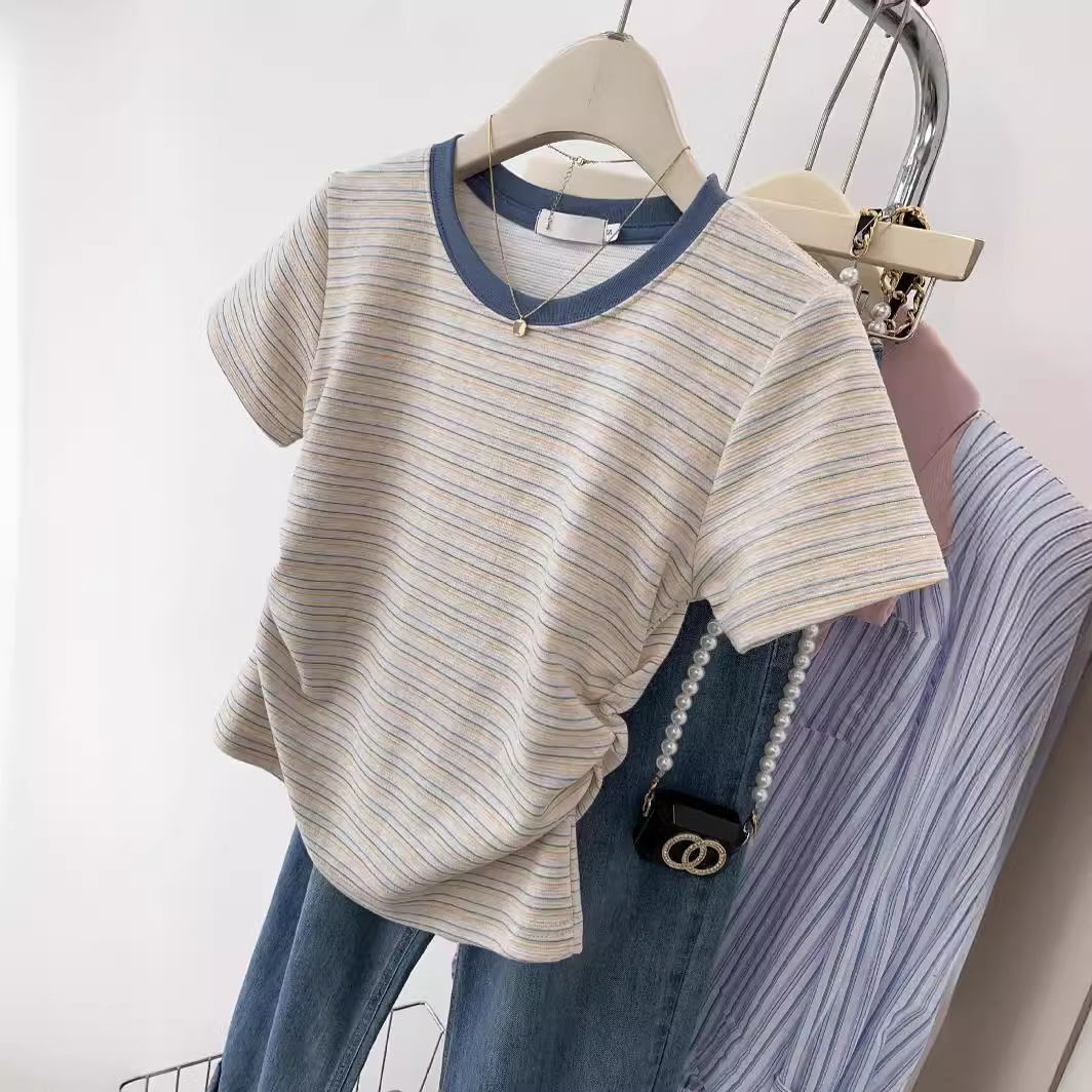 A color-blocking striped short-sleeved T-shirt for women with a spring and summer design sense. It's a niche, slimming, shoulder-length T-shirt as a base layer and a top for hair replacement details Picture