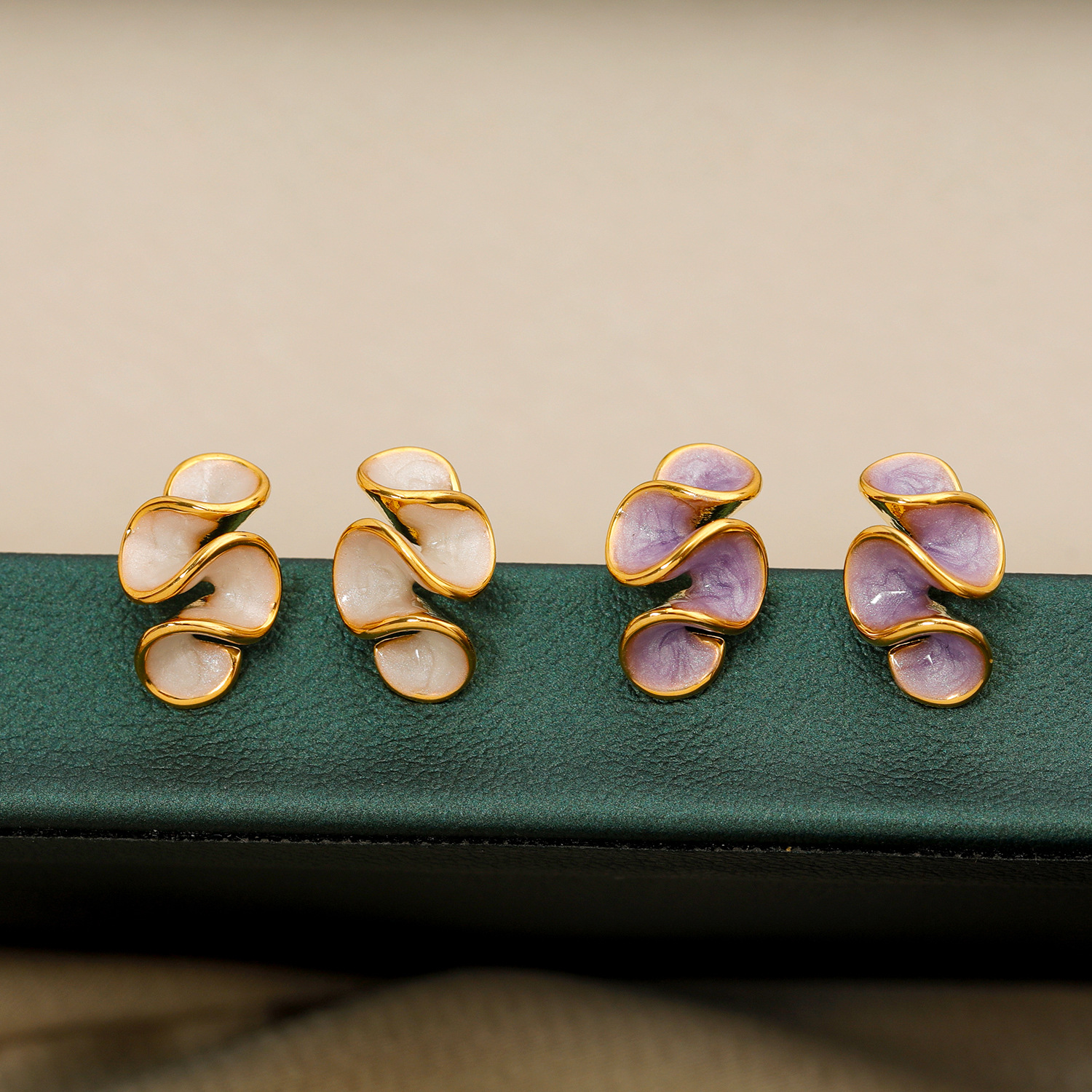 Hyacinth enamel drop glaze cream flower silicone ear clip women's earless earrings New cute, individual, sweet and simple earrings Specification image