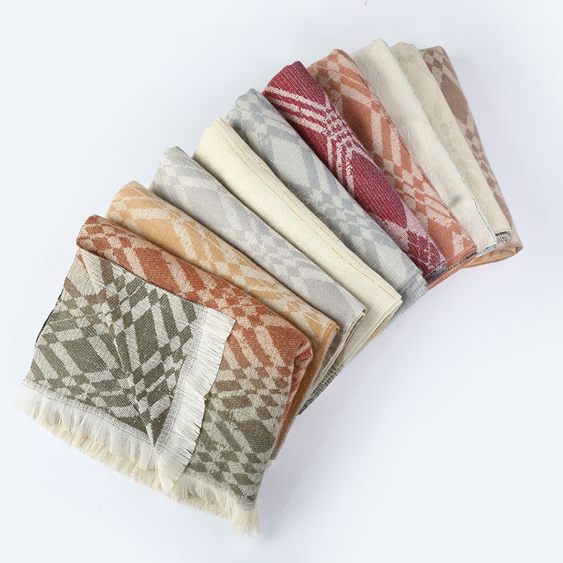 Autumn and winter thickened faux cashmere scarf geometric gradient shawl, fashionable and casual European and American street style scarf factory direct sales Application Scenario