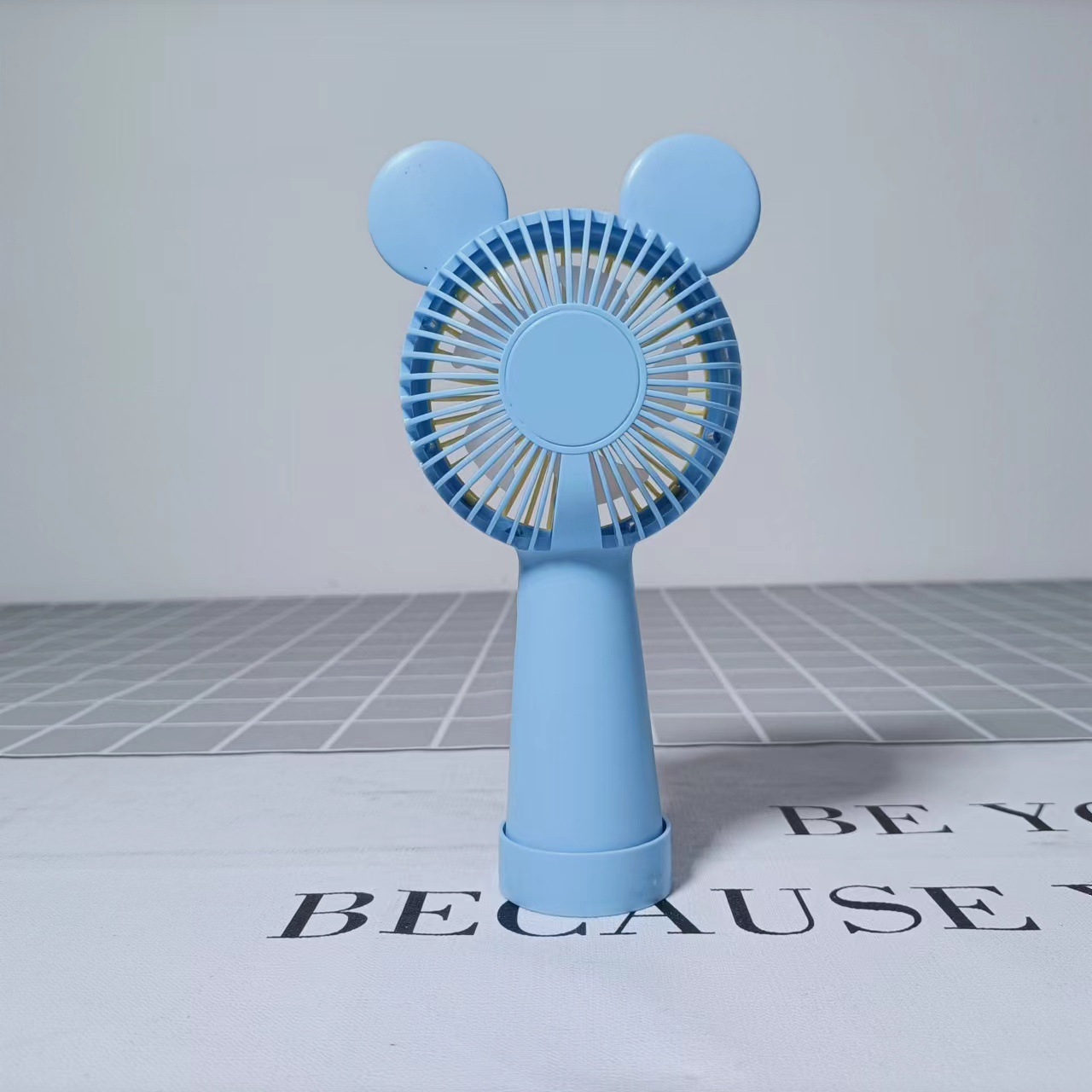 Holding a little bear fan in summer Specification image