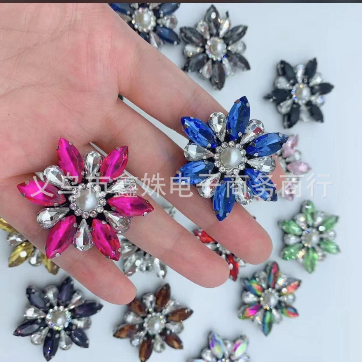 Hollowed-out, colorful flower-shaped rhinestone noosa button accessories are available for cross-border wholesale details Picture