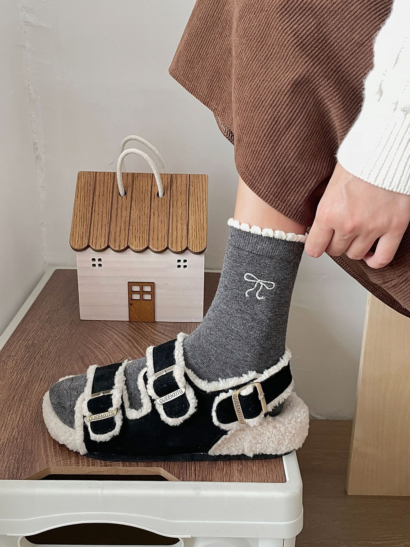 One-piece consignment of socks from the street stall: ballet-style lace embroidery bow socks, combed cotton Japanese-style miu style white mid-calf socks, grey pile socks pic 9