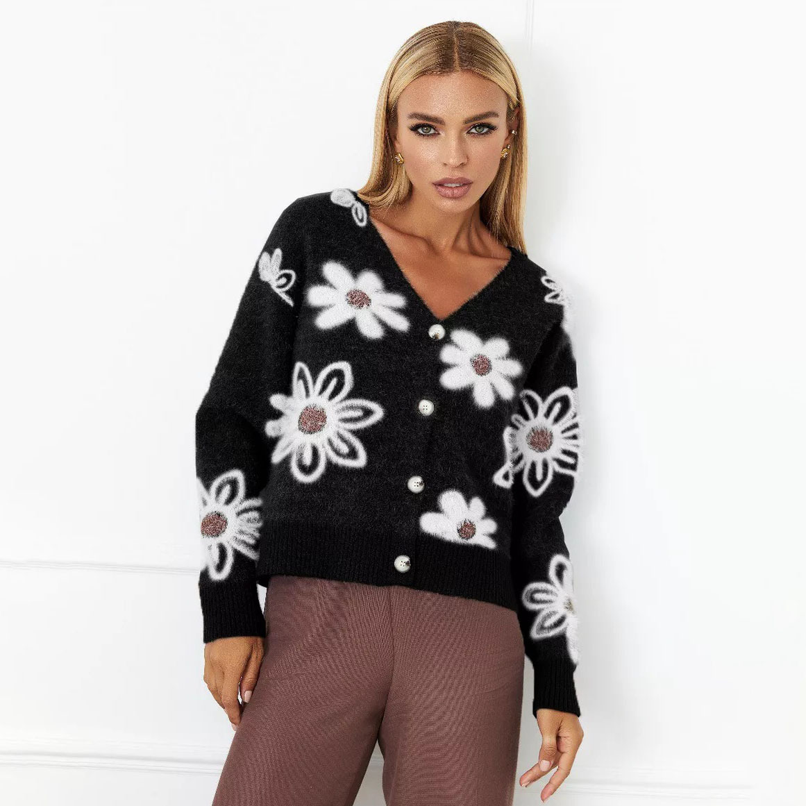 Amazon cross-border European and American short floral knitted cardigan autumn new V-neck mink velvet jacquard sweater women's coat Application Scenario