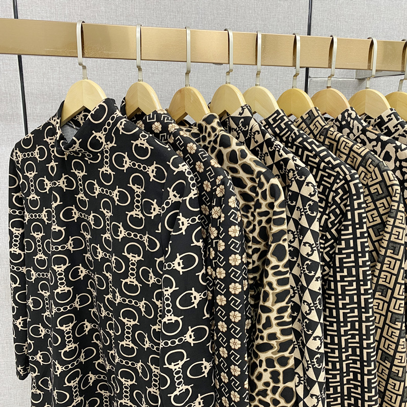 This is a new style of German velvet cationic base layer for women in autumn and winter, paired with a long-sleeved elastic double-sided velvet top for middle-aged and elderly mothers