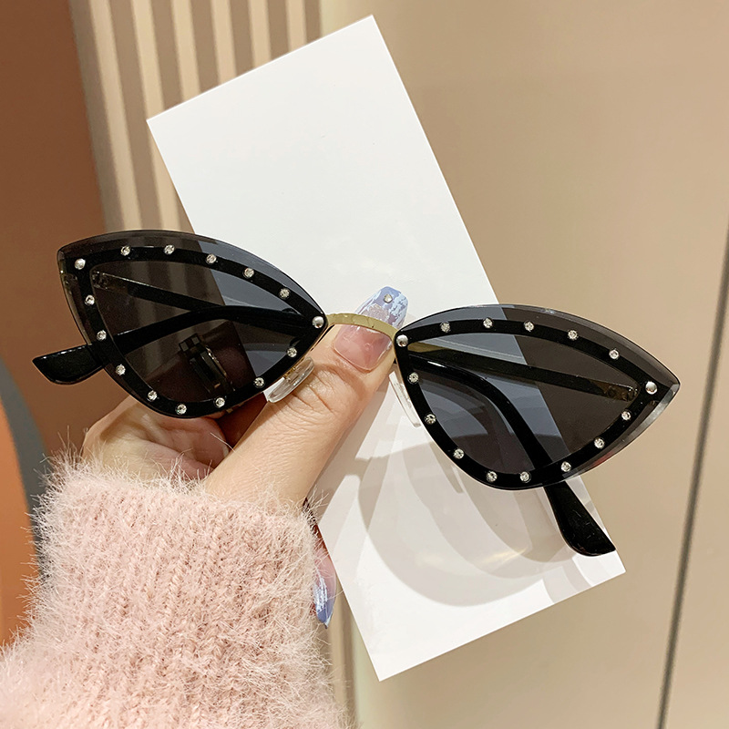 Cross-border diamond-encrusted metal cat sunglasses, European and American style small frame triangular sunglasses, trendy street style fashionable glasses for women Application Scenario