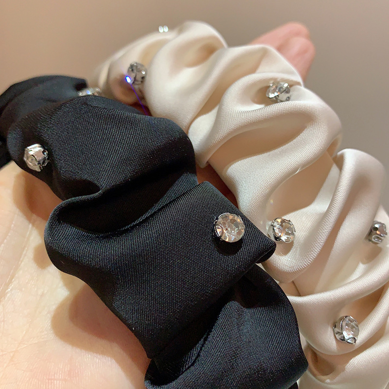 The 2025 new high-end diamond-encrusted headband with satin pleats, wide edges, high top of the head, and a small large intestine circle headband that highlights the face Application Scenario