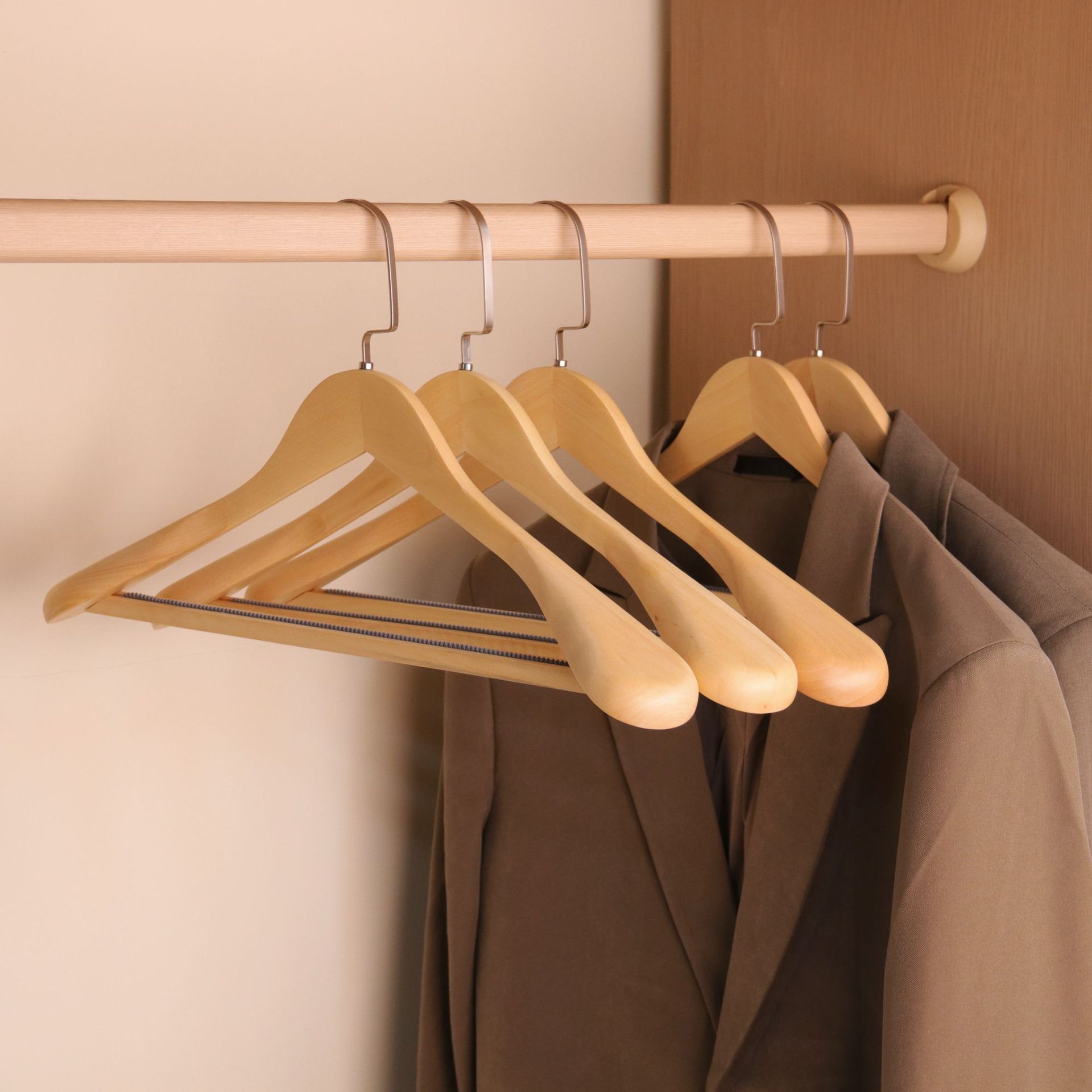 Solid wood wood wide shoulder hangers hotel clothing store special non-slip no trace no bulge coat hanging suit pants clothes brace details Picture